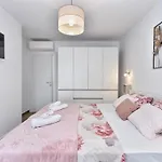 Modern With Private Hydromassage Pool Villa *
