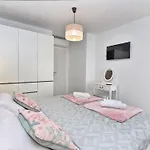 Modern With Private Hydromassage Pool Vodnjan