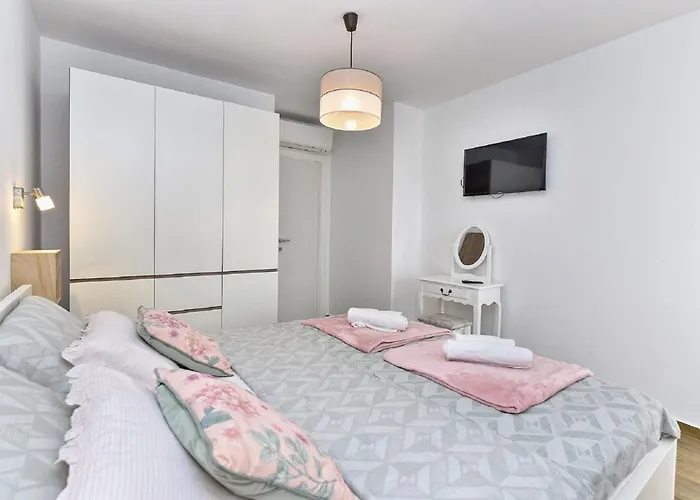 Modern With Private Hydromassage Pool 보드냔