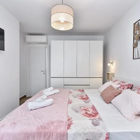 Modern With Private Hydromassage Pool Villa *