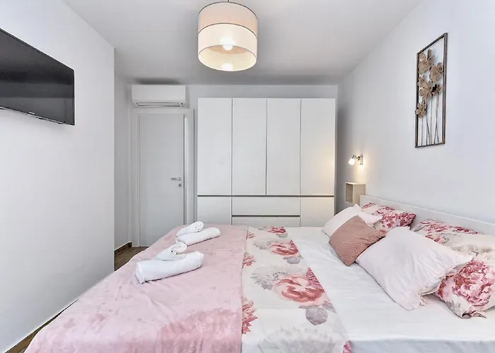 Modern With Private Hydromassage Pool 빌라 *